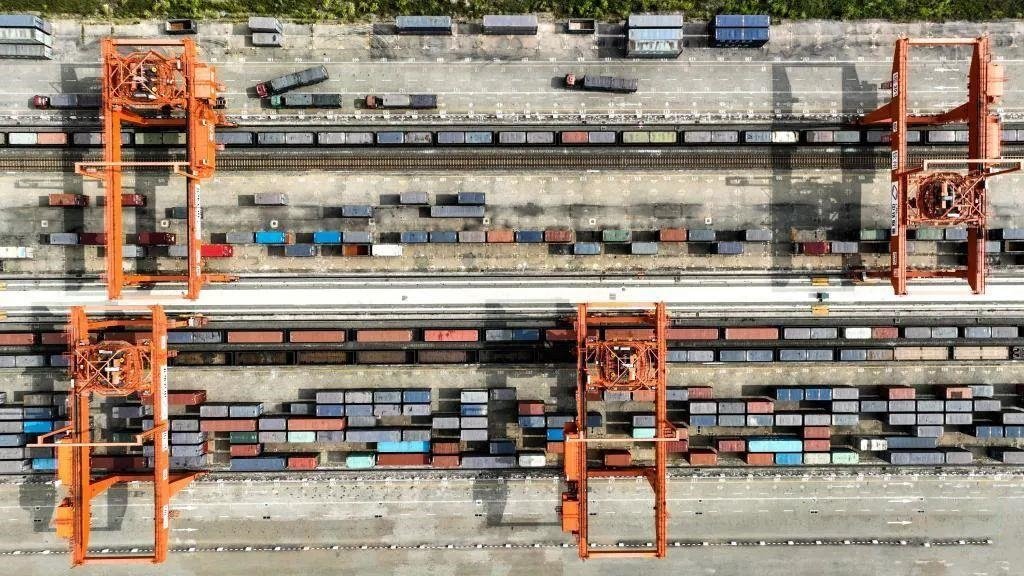 △2023年11月12日，火車在廣西欽州港碼頭裝運(yùn)集裝箱。