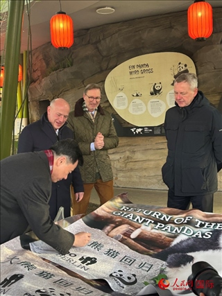 吳墾大使簽名。人民網(wǎng)記者 徐馨攝