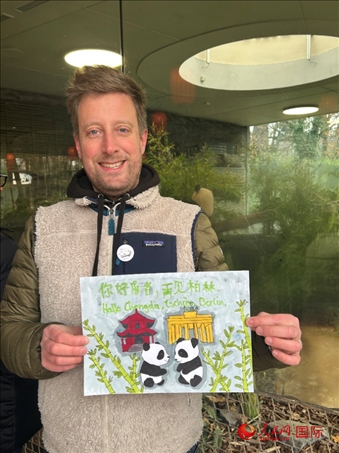 特別從法國(guó)趕來(lái)送別“夢(mèng)想”“夢(mèng)圓”的專業(yè)級(jí)熊貓粉絲 Pouille先生和此次征集的兒童作品。人民網(wǎng)記者 徐馨攝