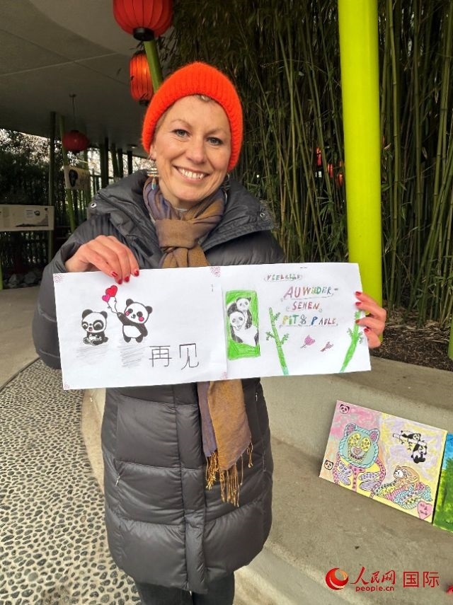 桑德拉和德國(guó)小朋友們的作品。右圖寫(xiě)著“祝福好運(yùn)，再見(jiàn) Pit和Paule（“夢(mèng)想”“夢(mèng)圓”的德語(yǔ)名字）”。人民網(wǎng)記者 徐馨攝