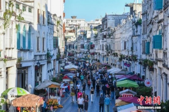 圖為?？隍T樓老街游客如織。 <a target='_blank' href='/' ><p align=