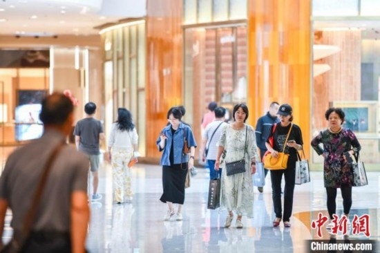 圖為顧客在cdf?？趪?guó)際免稅城內(nèi)選購(gòu)商品。<a target='_blank' href='/' ><p align=