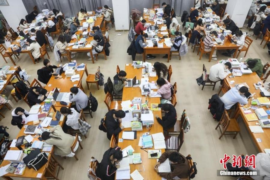 資料圖：眾多考研學(xué)生在南昌大學(xué)圖書館的自習(xí)室內(nèi)復(fù)習(xí)備考。劉力鑫 攝
