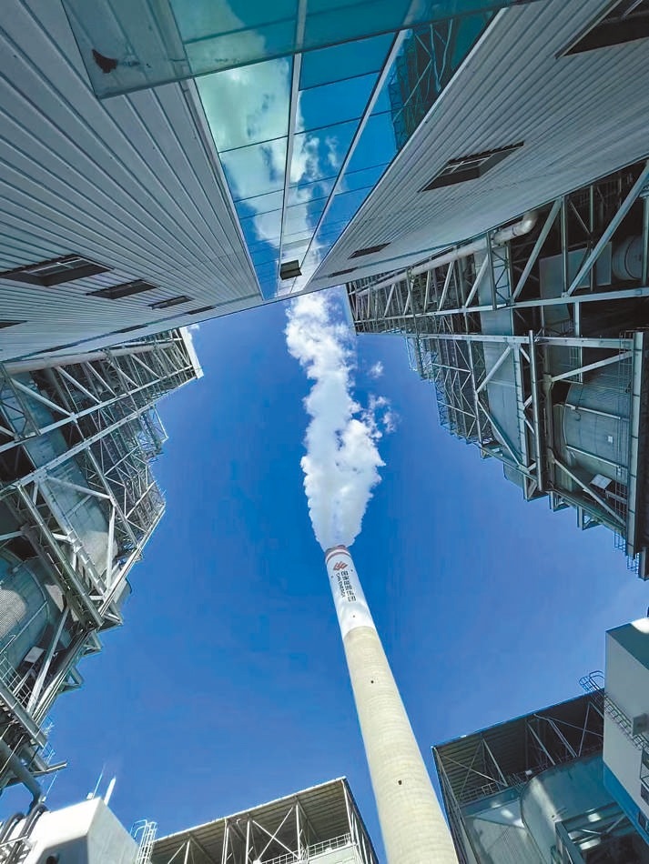  綠色低碳 近日，來自10余個國家的國際青年跟隨“世界青年能源行”活動走進(jìn)國家能源集團(tuán)江蘇泰州電廠。作為亞洲最大火電二氧化碳捕集、利用與封存項目，該項目每年可捕集消納二氧化碳50萬噸。 美國籍演員、主持人 史蒂文·韋德斯攝 “走在電廠里，體驗各種高科技，真切感受到中國在清潔能源方面發(fā)展迅速，許多技術(shù)走在了世界前列?！? /></p> <p style=