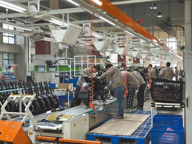  產(chǎn)業(yè)領(lǐng)跑 在長三角一體化發(fā)展格局下，新能源制造業(yè)通過產(chǎn)業(yè)集群協(xié)同發(fā)展，形成現(xiàn)代化產(chǎn)業(yè)體系。圖為位于江蘇常州市的比亞迪工廠內(nèi)，工作人員正在組裝銷往非洲國家的電動摩托車。 拉丁美洲通訊社古巴籍?dāng)z影記者 朗尼·洛佩茲（中文名羅帥）攝