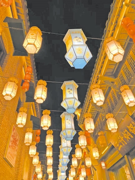  古城新韻 位于安徽安慶市安慶古城的倒扒獅歷史文化街區(qū)依江而建，在保留歷史建筑的同時，引入產(chǎn)業(yè)新業(yè)態(tài)，激發(fā)歷史文化街區(qū)活力，吸引了眾多游客前來游玩。 韓國籍視頻博主 金峻范攝