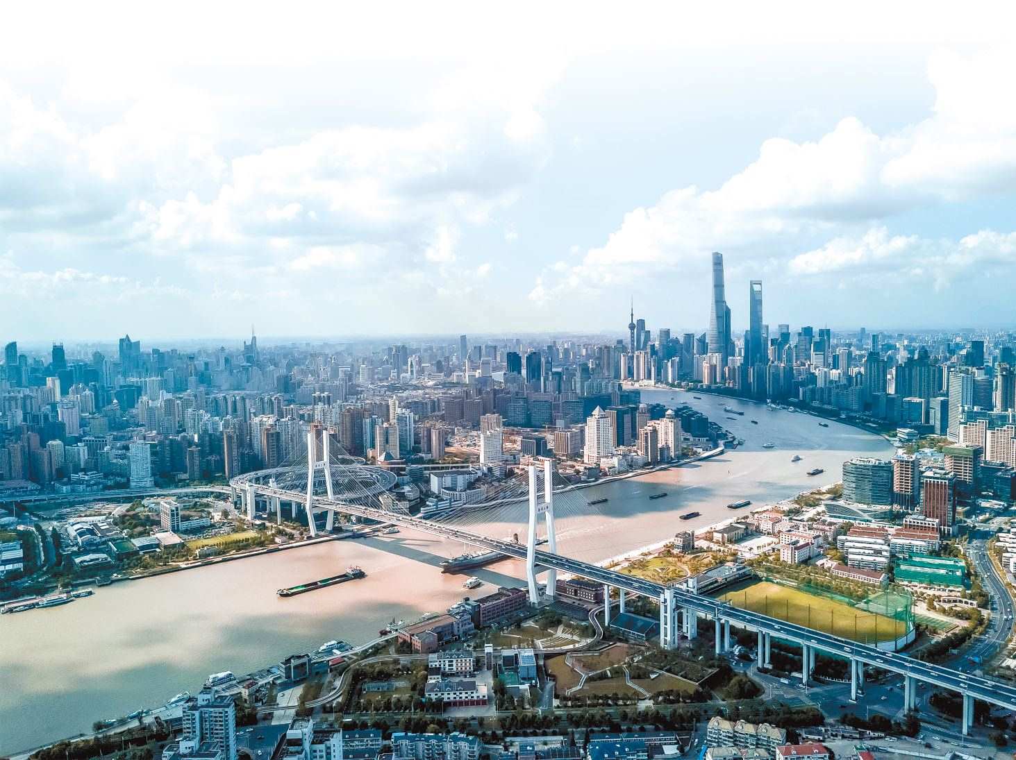  潮起東方 上海黃浦江兩岸高樓林立，風(fēng)光無限。近年來，上海以開放創(chuàng)新之姿，謀劃推動高質(zhì)量發(fā)展，奮力開創(chuàng)長三角一體化新局面。 德國籍導(dǎo)演、建筑師、攝影師 馬克·西格蒙德攝 “起初，我被東方古國的悠久歷史文化吸引來到中國。在上海生活的10多年間，我見證了這座城市的發(fā)展歷程，也感受到它兼具傳統(tǒng)與現(xiàn)代的獨特魅力。”