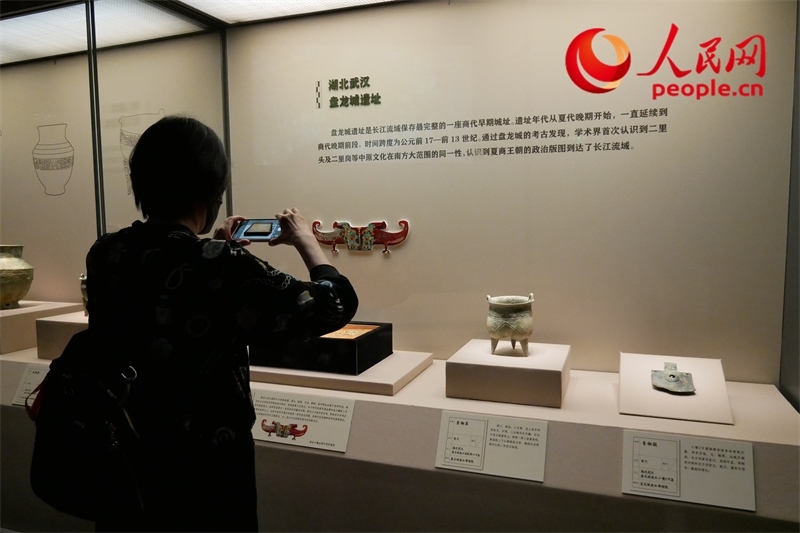 今年9月，觀眾正在參觀“鑒往知遠(yuǎn)——新時(shí)代考古成果展”。人民網(wǎng)記者 韋衍行攝