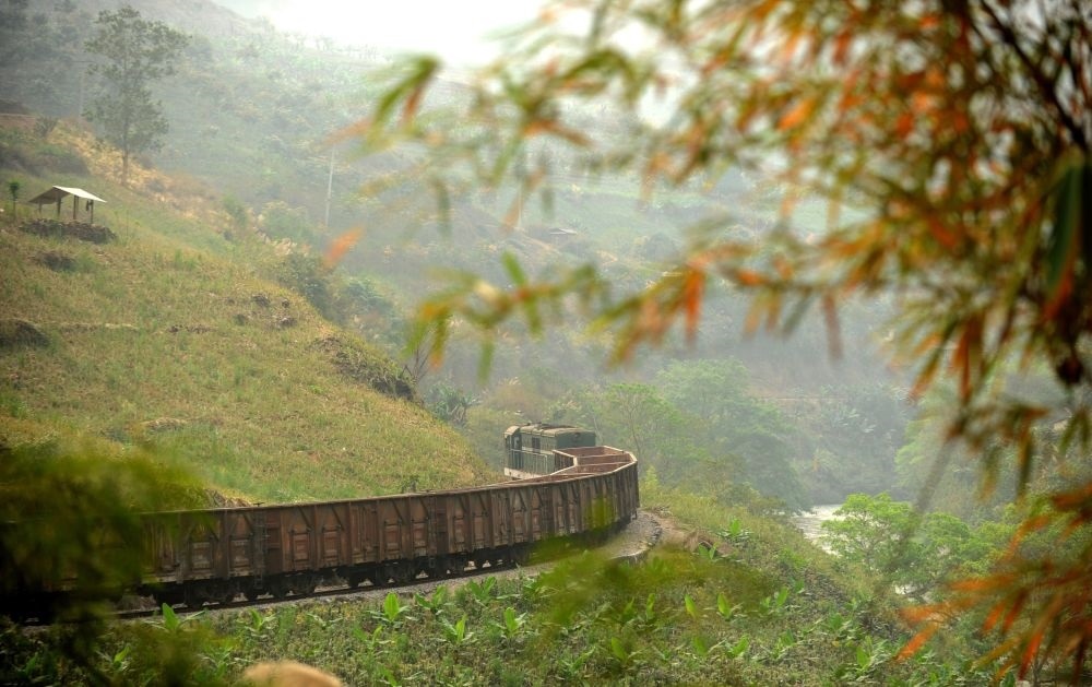 這是行駛在滇越鐵路云南省屏邊縣境內(nèi)的貨運(yùn)列車（2012年3月9日攝）。