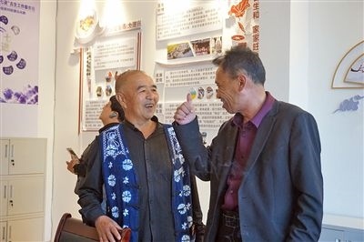  在大理州古生村訴訟服務(wù)站內(nèi)，全國人大代表樊九平為“阿鵬調(diào)解員”點(diǎn)贊。