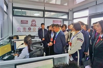  在昆明中院訴前調(diào)解工作室內(nèi)，代表們觀摩法官線上調(diào)解。