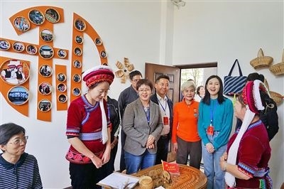  在大理法院喜洲法庭，代表們與“金花調(diào)解員”共同探討民族特色調(diào)解工作方法。