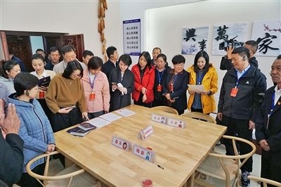  在劍川法院家事調(diào)解室內(nèi)，該院制作的《離婚證明書》引起了代表們的關(guān)注。