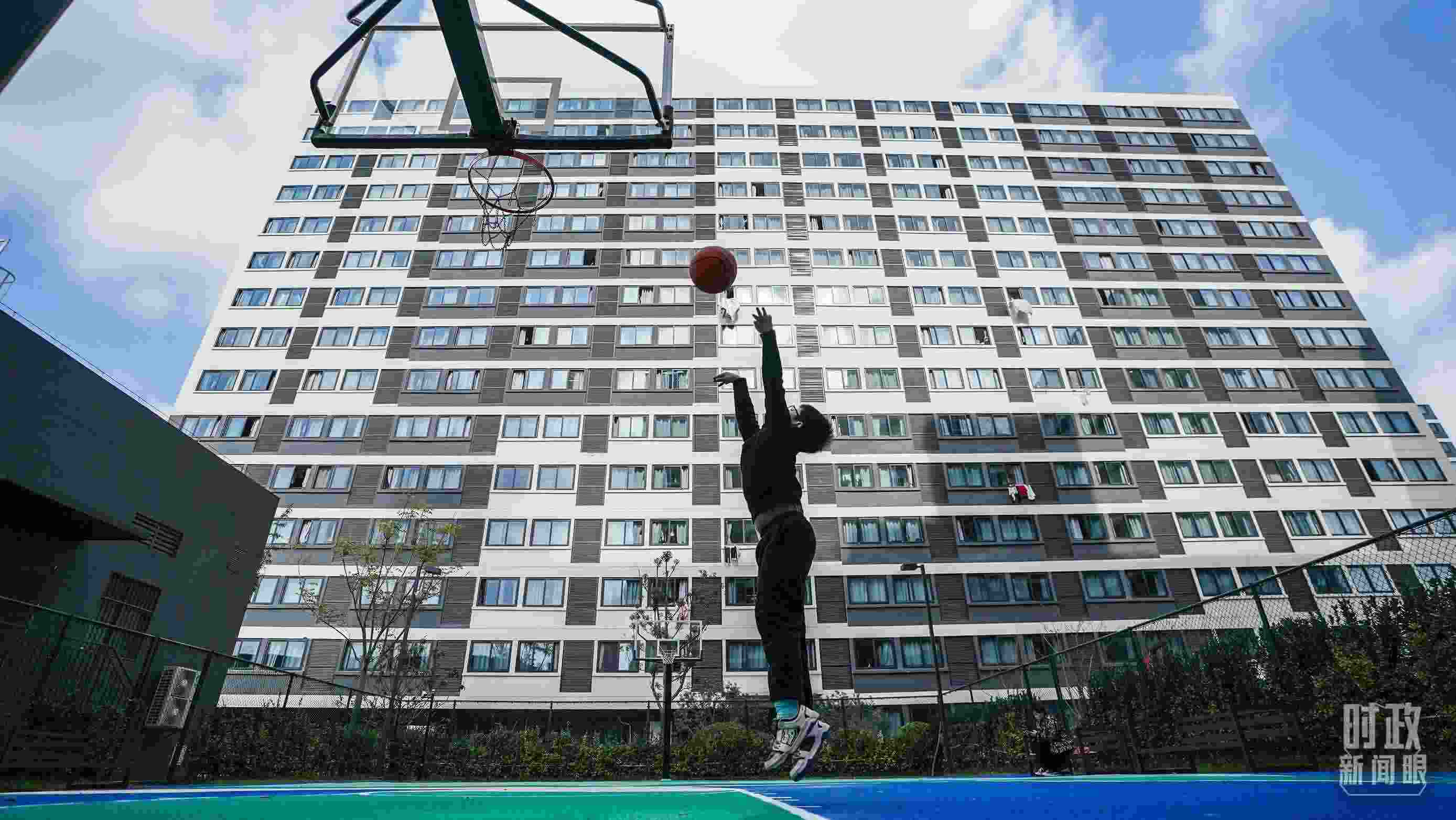 △上海市閔行區(qū)新時(shí)代城市建設(shè)者管理者之家。（總臺國廣記者李晉拍攝）