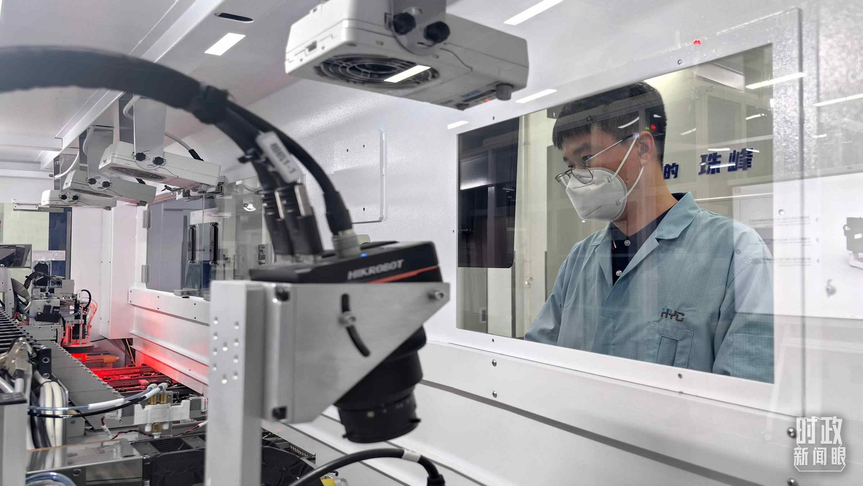 △蘇州華興源創(chuàng)科技股份有限公司員工正在研發(fā)車間內(nèi)進(jìn)行芯片測試。（總臺央廣記者潘毅拍攝）