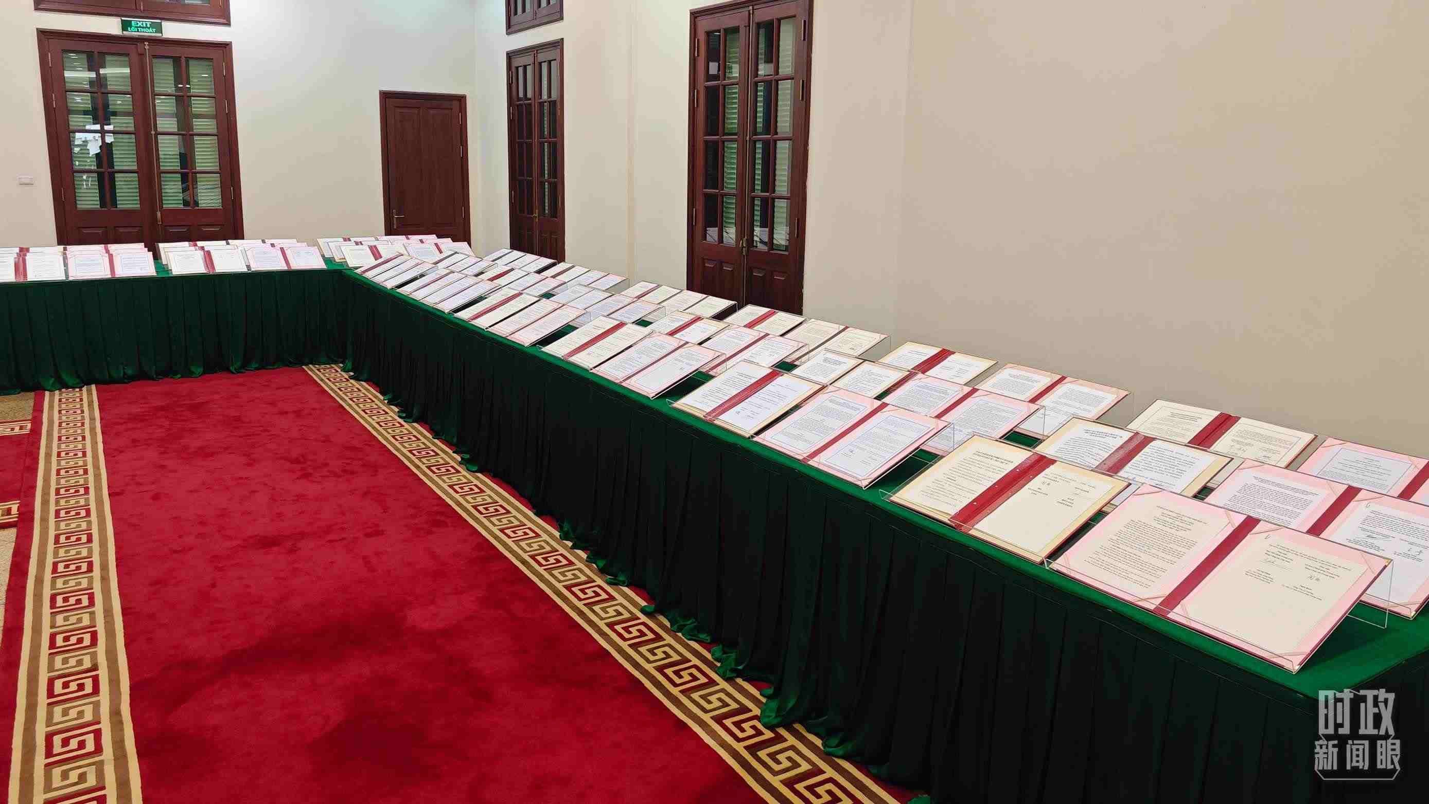 △會(huì)談后，兩黨總書記共同見證雙方簽署的雙邊合作文件展示，涵蓋共建“一帶一路”等30多個(gè)領(lǐng)域。（總臺(tái)央視記者耿小龍拍攝）