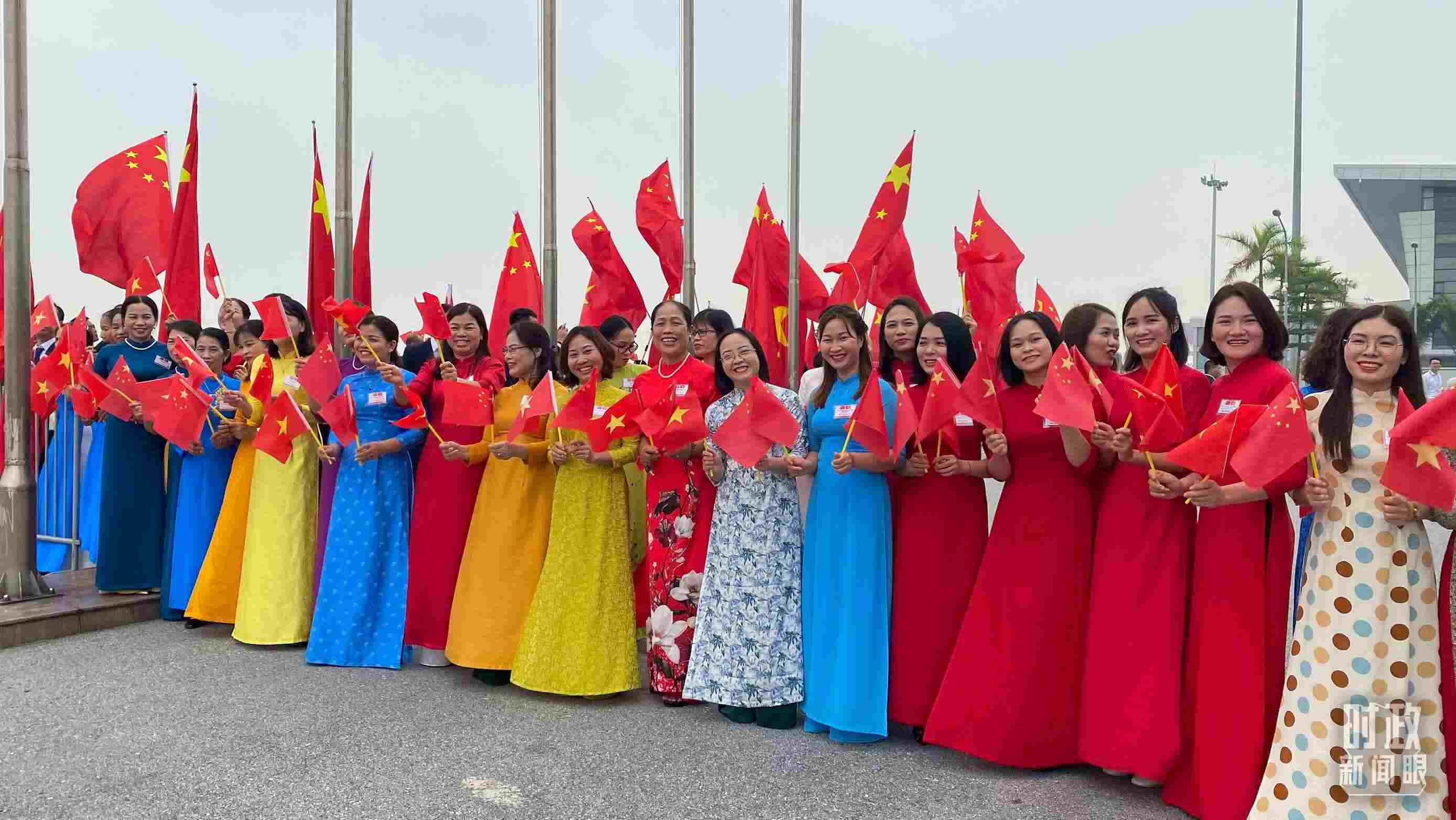 △專機(jī)抵達(dá)前，400多名中越各界代表手持兩黨兩國(guó)旗幟翹首以盼。（總臺(tái)央視記者李增仁拍攝）