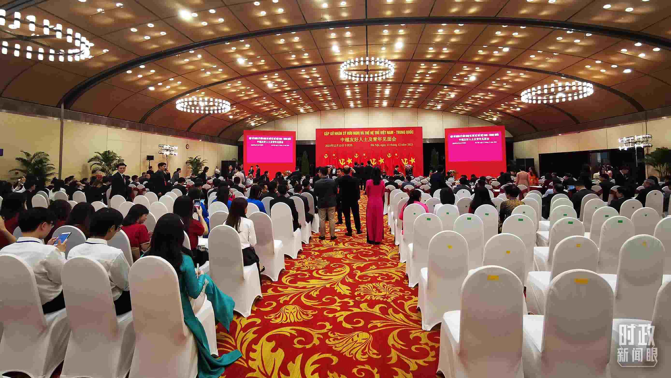 △習(xí)近平出席中越友好人士及青年見面會(huì)。這是見面會(huì)開始前的場(chǎng)景。（總臺(tái)央視記者荊偉拍攝）