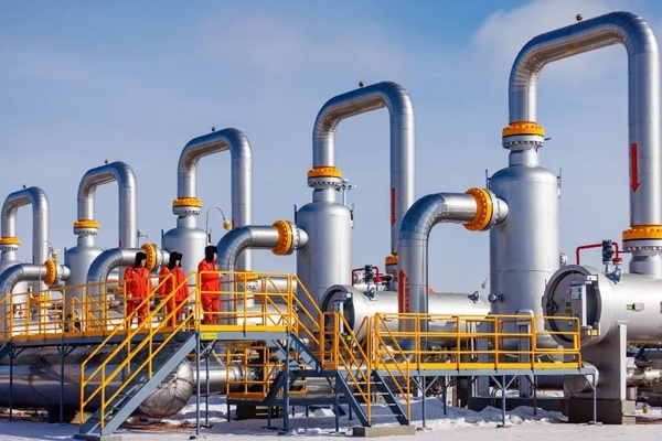 中俄東線天然氣管道黑河首站工作人員正在巡檢。受訪者供圖