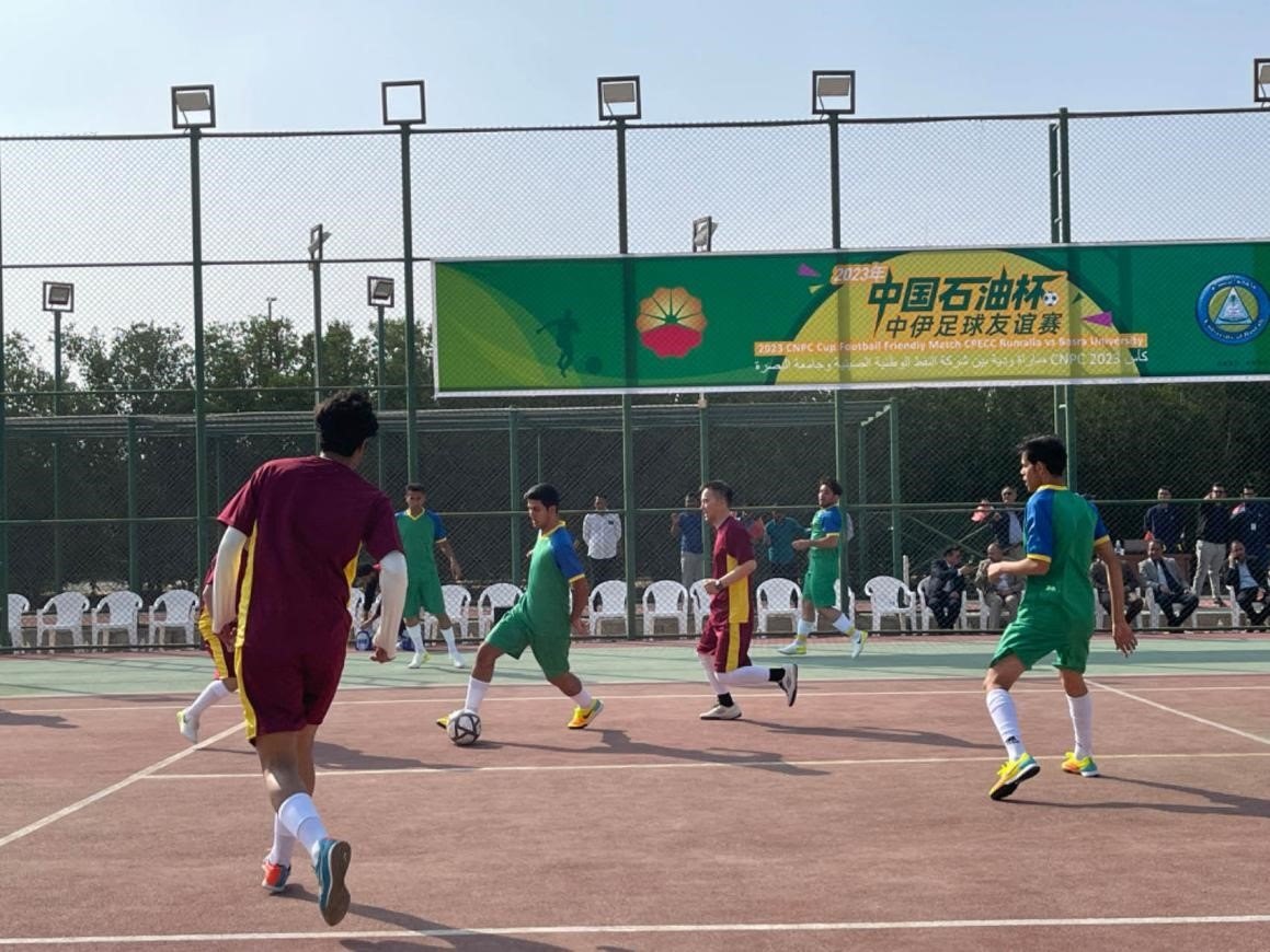 12月14日，中國石油（伊拉克）魯邁拉片區(qū)舉辦公共開放日和足球友誼賽。中國石油工程建設(shè)有限公司魯邁拉項(xiàng)目代表隊(duì)與巴士拉大學(xué)代表隊(duì)進(jìn)行了比賽，巴士拉大學(xué)代表隊(duì)獲勝。文學(xué)軍攝