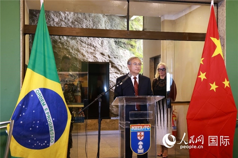 中國(guó)攝影家協(xié)會(huì)駐會(huì)副主席鄭更生在攝影展開(kāi)幕式上致辭。 人民網(wǎng)記者 陳海琪攝