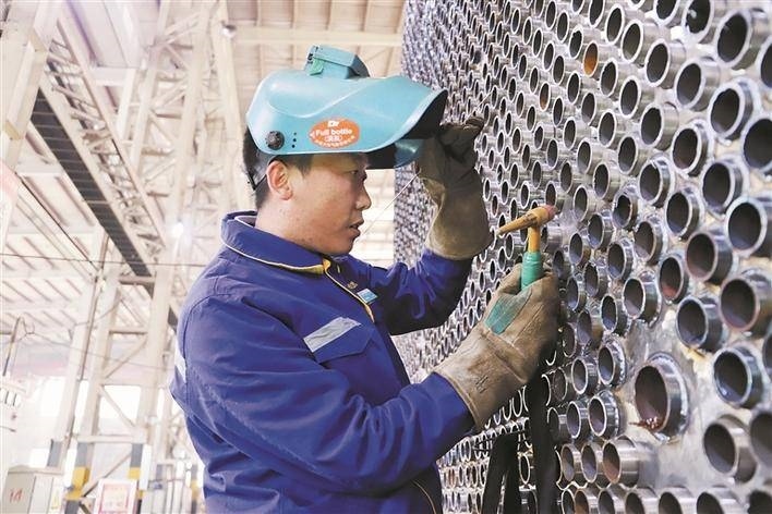 邵旭鵬在車間進(jìn)行電焊作業(yè)。受訪者供圖