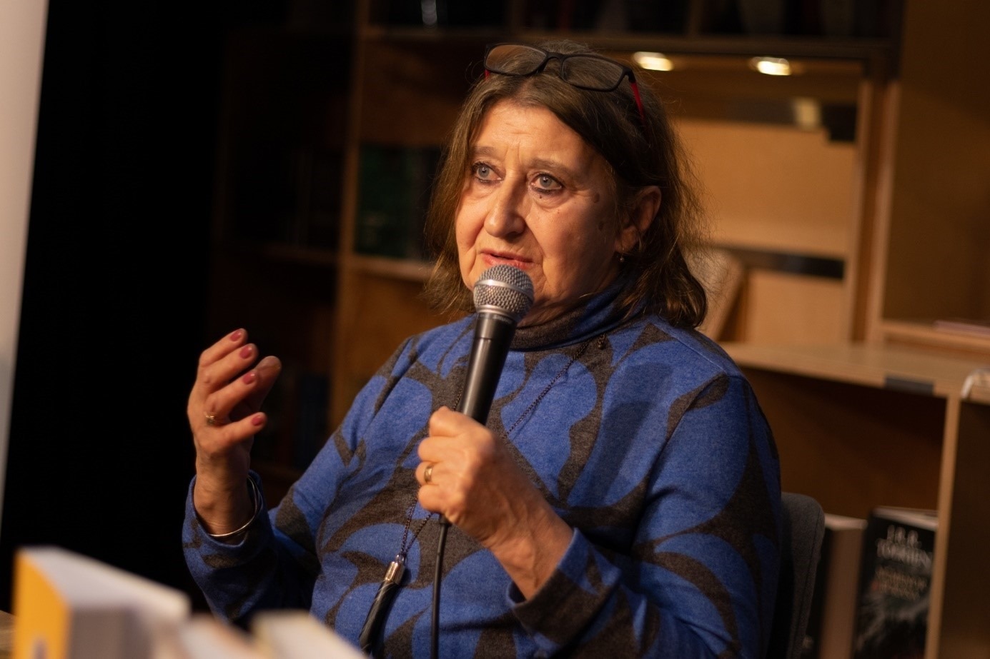 埃娃介紹作品。摩爾多瓦尼·巴爾納巴斯攝