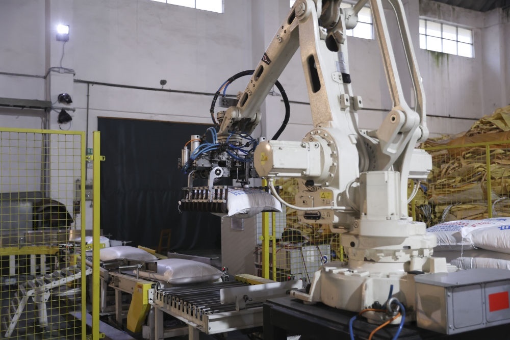 12月14日，在廣西來賓東糖鳳凰有限公司，機(jī)械臂在廠房碼放白砂糖成品。