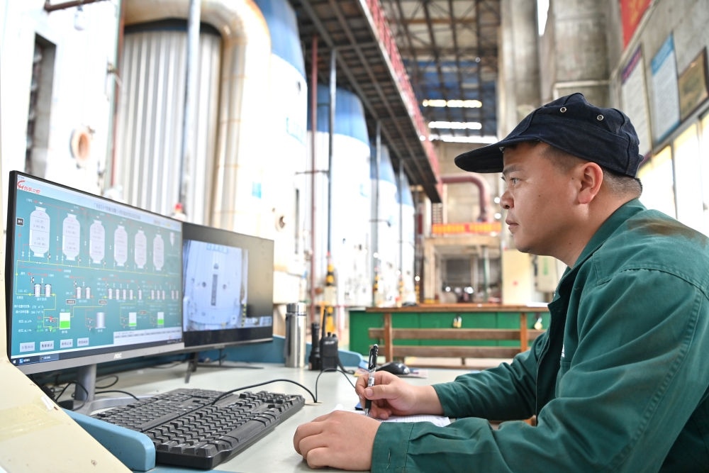 12月12日，工作人員在廣西來賓小平陽湘桂制糖有限公司監(jiān)控蒸發(fā)系統(tǒng)。