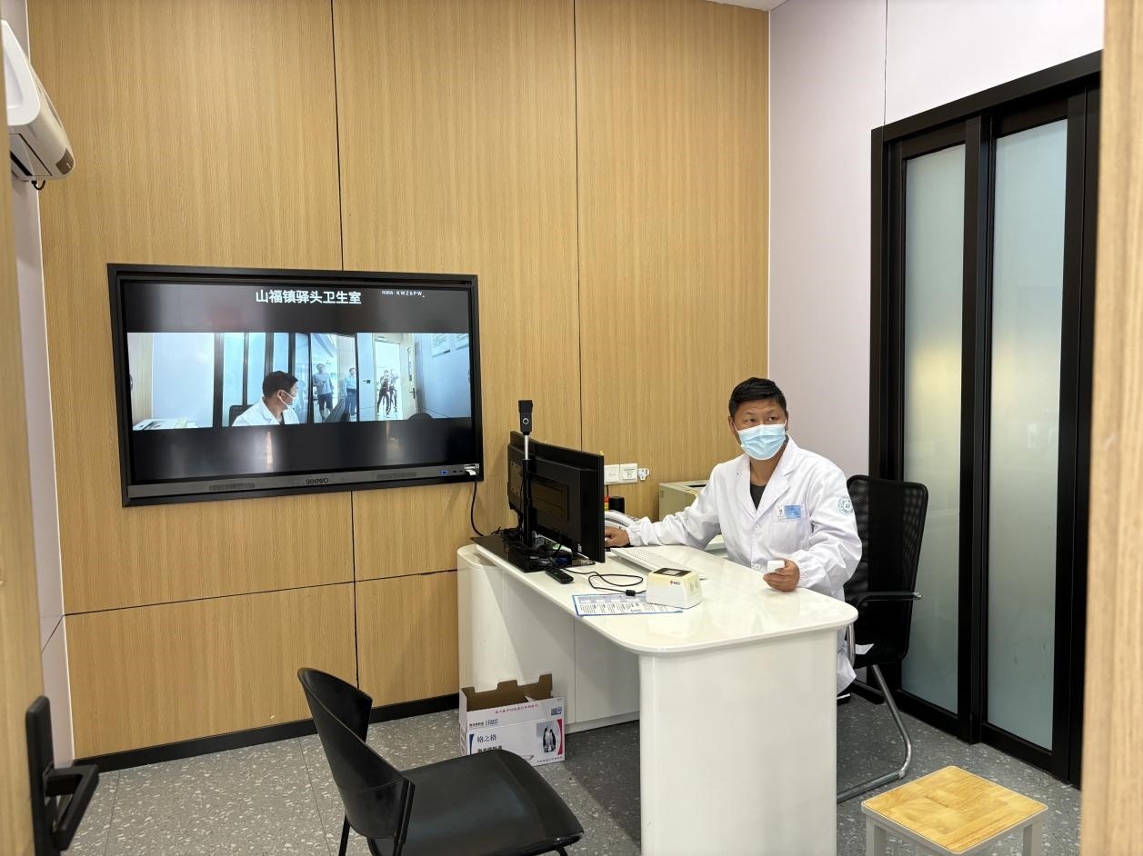 　　村里的值班醫(yī)生在線上連接三甲醫(yī)院的醫(yī)生對(duì)患者進(jìn)行會(huì)診。