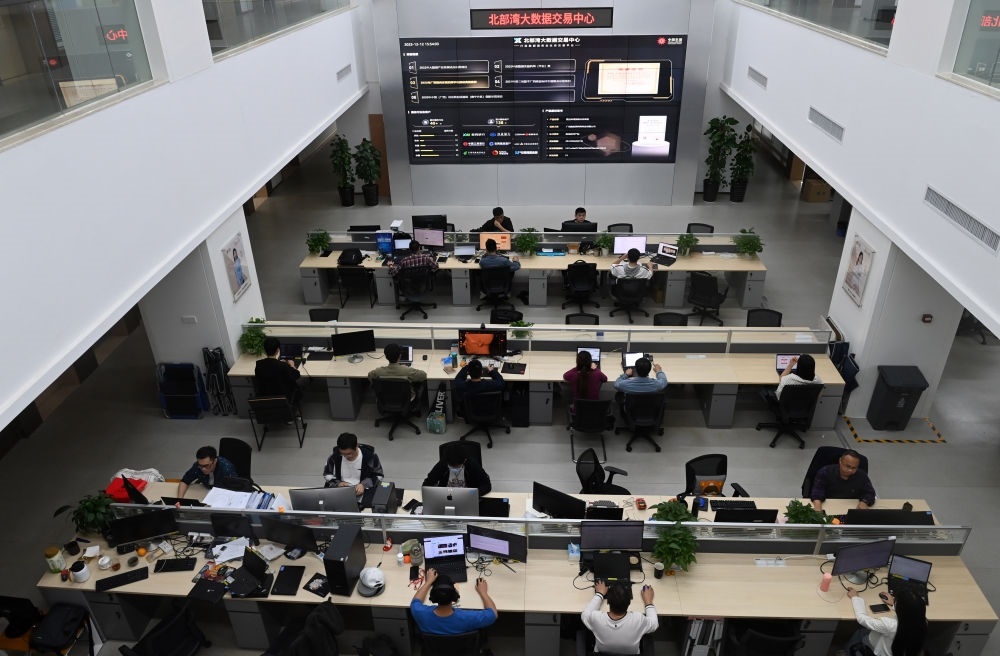 中國(guó)—東盟信息港員工在工作中。