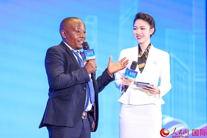 來(lái)自烏干達(dá)坎帕拉—恩德培機(jī)場(chǎng)高速公路項(xiàng)目的赫爾曼（左）被評(píng)為中國(guó)交建共建“一帶一路”最美外籍建設(shè)者之一。人民網(wǎng)記者 趙益普攝