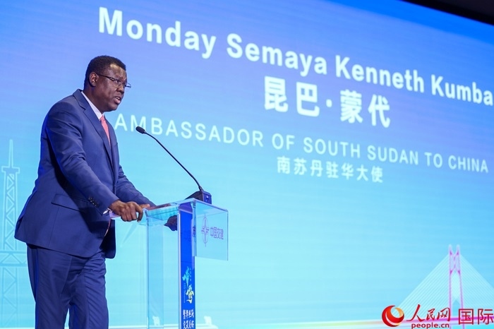 南蘇丹駐華大使蒙代在發(fā)布會(huì)上致辭。人民網(wǎng)記者 趙益普攝