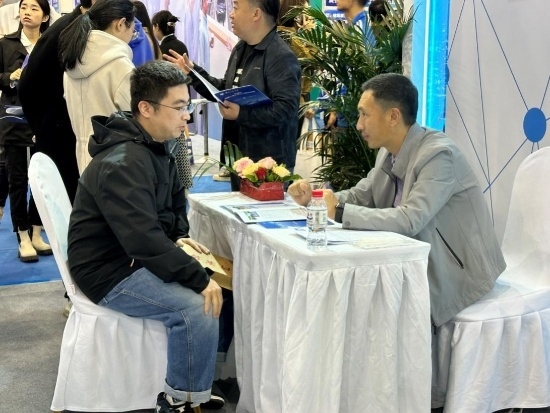 沈陽招聘會現(xiàn)場。人民網(wǎng)記者 尹柏寒攝