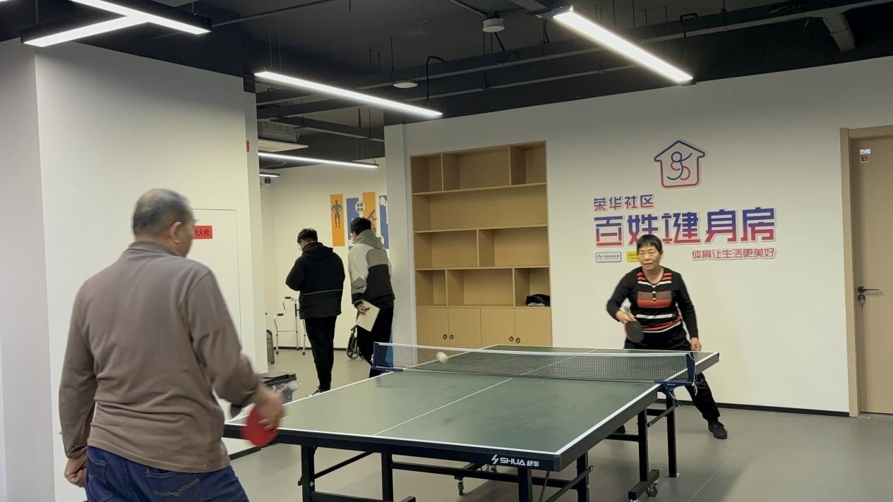浙江臺(tái)州椒江區(qū)葭沚街道榮華社區(qū)，老年人在百姓健身房打乒乓球。