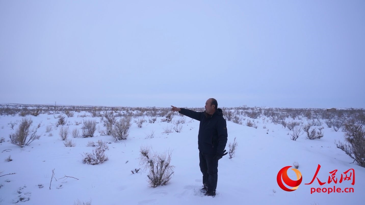 馬曉華向采訪團(tuán)介紹林場(chǎng)情況。人民網(wǎng) 周靜圓攝