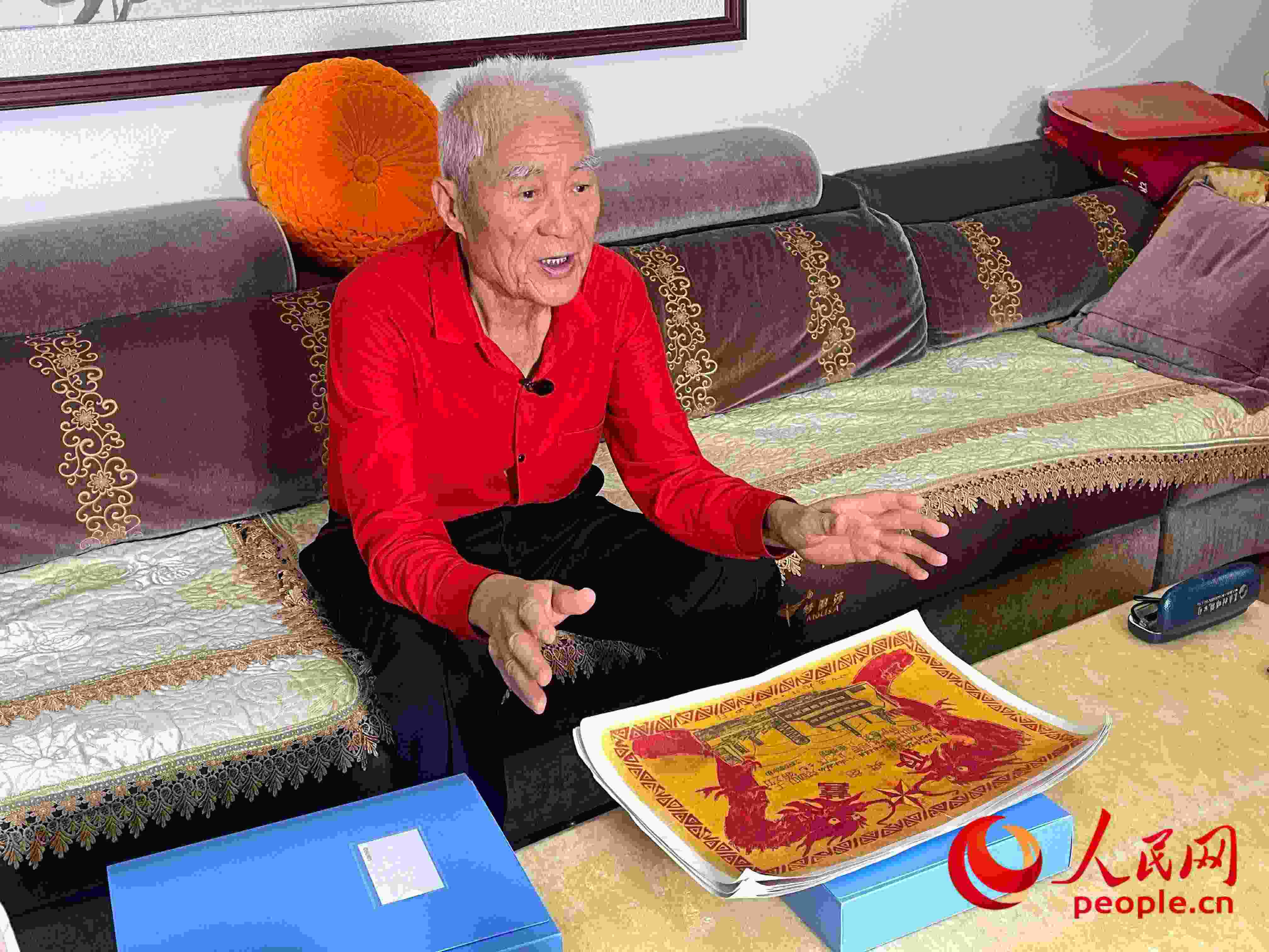 馬太生向采訪團講述自己獲得獎狀的經(jīng)歷。人民網(wǎng) 周靜圓攝