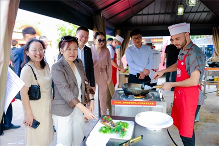 嘉賓現(xiàn)場觀摩。阿聯(lián)酋上?？偵虝咄l(xiāng)會供圖