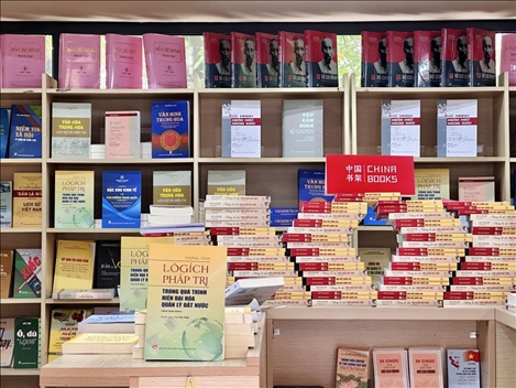 中國主題圖書亮相越南河內(nèi)書街。中國圖書進出口（集團）有限公司供圖