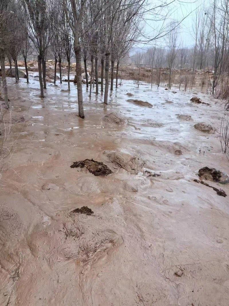 次生災(zāi)害襲擊過的村落。喬棟攝。