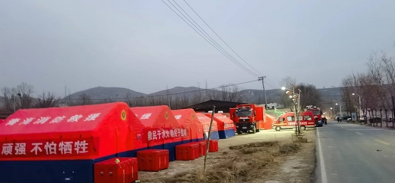 救災(zāi)隊員現(xiàn)場扎起了帳篷。王梅攝。