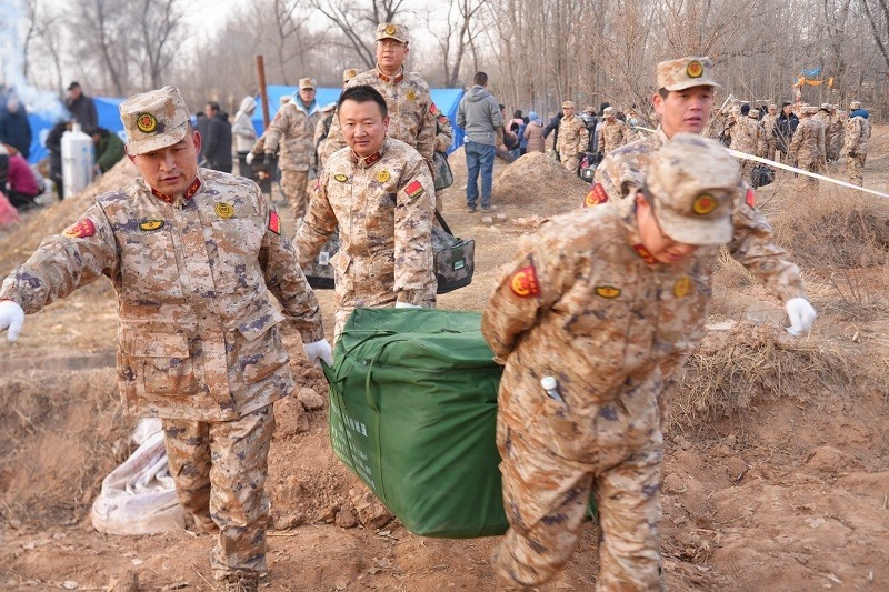 救援人員正在現(xiàn)場緊急搬運(yùn)物資。賀勇攝。