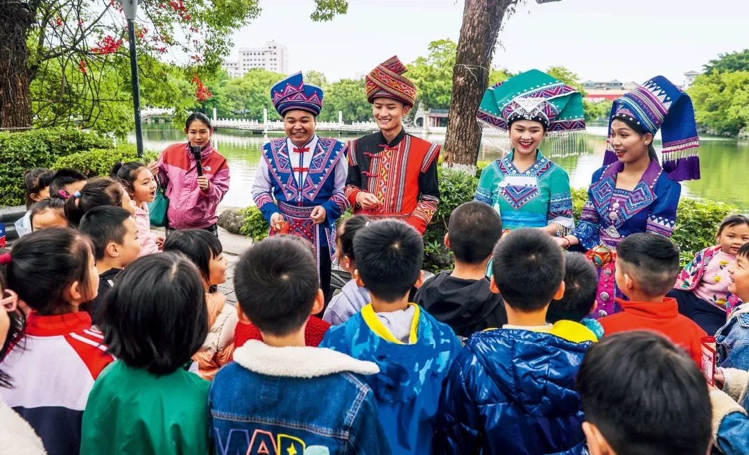 2023年4月25日，廣西桂林，“網(wǎng)絡(luò)法治宣傳一條街”在榕湖景區(qū)古南門“開街”，身穿民族服裝的工作人員演唱山歌向青少年普及網(wǎng)絡(luò)法治知識(shí)。