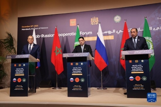 12月20日，在摩洛哥南部城市馬拉喀什舉行的第六屆阿拉伯-俄羅斯合作論壇主議程結(jié)束后，俄羅斯外交部長拉夫羅夫、摩洛哥外交大臣布里達(dá)、阿拉伯國家聯(lián)盟（阿盟）副秘書長胡薩姆·扎基（從左至右）出席記者會。新華社記者霍晶攝