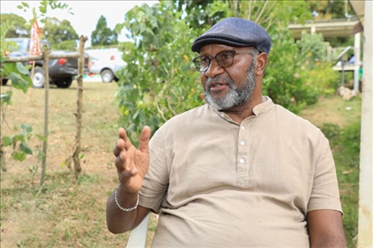 2023年12月18日，瓦努阿圖共和國(guó)總理夏洛特·薩爾維在瓦努阿圖公路項(xiàng)目二期馬勒庫(kù)拉段的移交儀式現(xiàn)場(chǎng)接受人民網(wǎng)采訪。人民網(wǎng) 賀吉攝