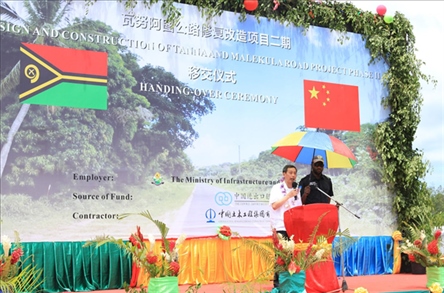 2023年12月18日，中國(guó)駐瓦努阿圖大使李名剛在瓦努阿圖公路項(xiàng)目二期馬勒庫(kù)拉段的移交儀式上發(fā)表致辭。人民網(wǎng) 賀吉攝