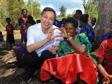 2023年12月18日，中國(guó)駐瓦努阿圖大使李名剛和前來(lái)觀看瓦努阿圖公路項(xiàng)目二期馬勒庫(kù)拉段移交儀式的當(dāng)?shù)鼐用窈嫌啊Ｈ嗣窬W(wǎng) 賀吉攝