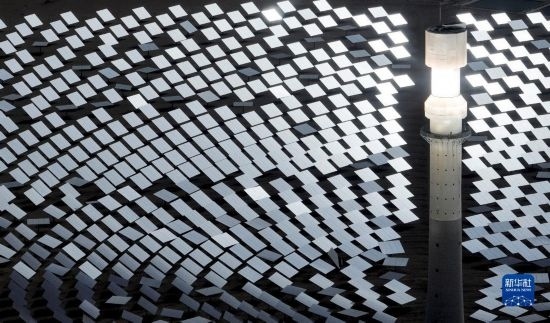 這是2023年6月11日在青海省海西蒙古族藏族自治州格爾木市拍攝的一座光熱電站（無人機(jī)照片）。 新華社記者 張宏祥 攝