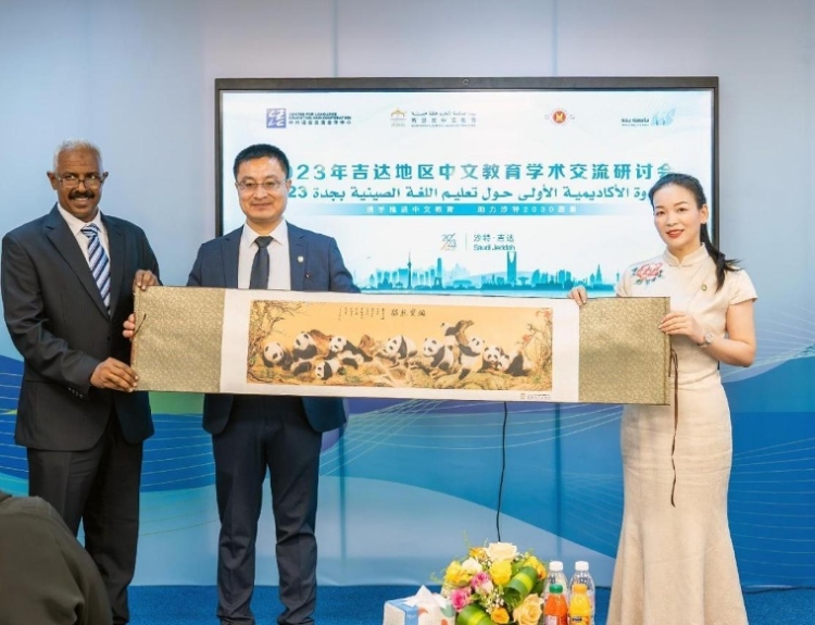 主辦方向與會(huì)代表贈(zèng)送書(shū)畫作品。主辦方供圖