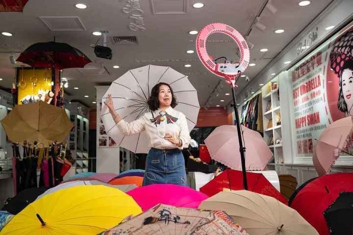在義烏打拼了27年的商戶張吉英，正通過直播銷售雨傘。義烏市委宣傳部供圖